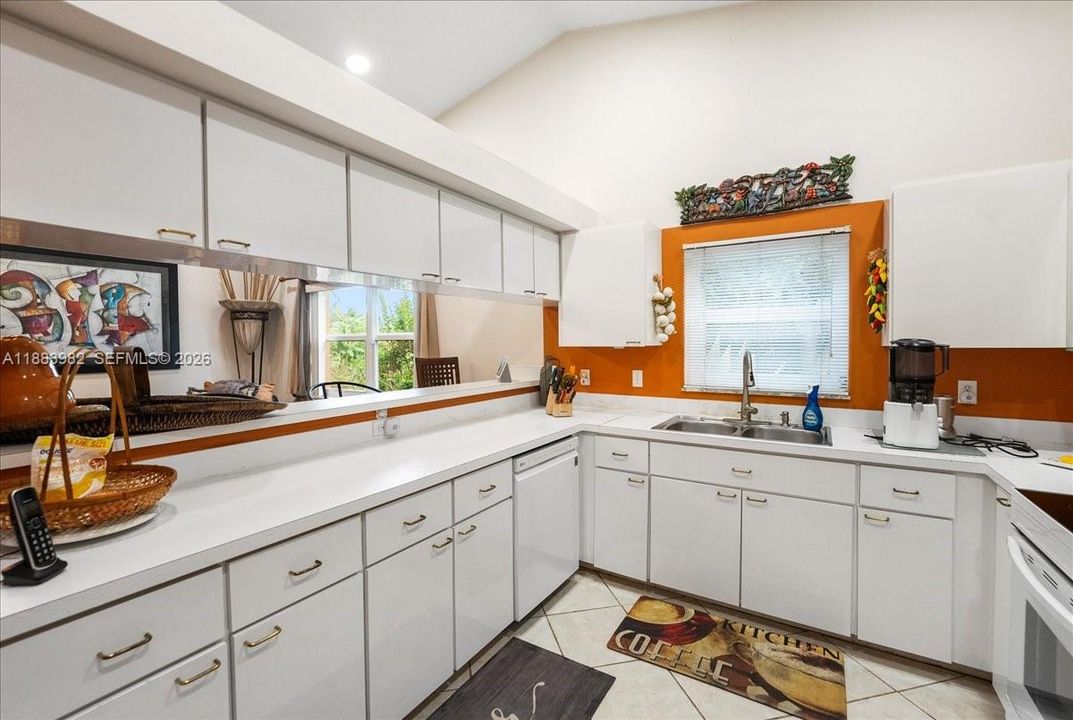 Под контрактом: $399,500 (3 спален, 2 ванн, 1962 Квадратных фут)