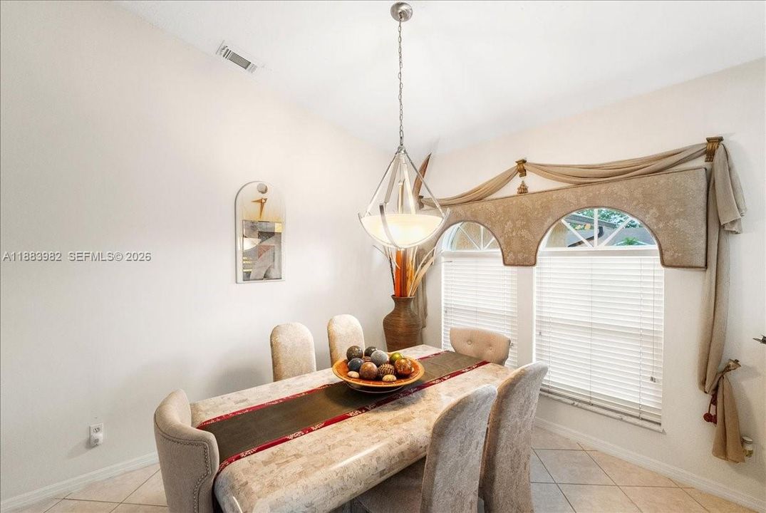 Под контрактом: $399,500 (3 спален, 2 ванн, 1962 Квадратных фут)