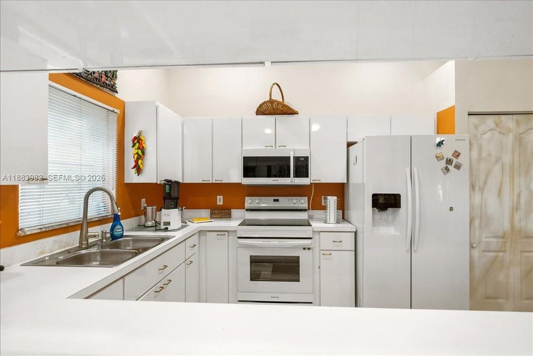 Под контрактом: $399,500 (3 спален, 2 ванн, 1962 Квадратных фут)