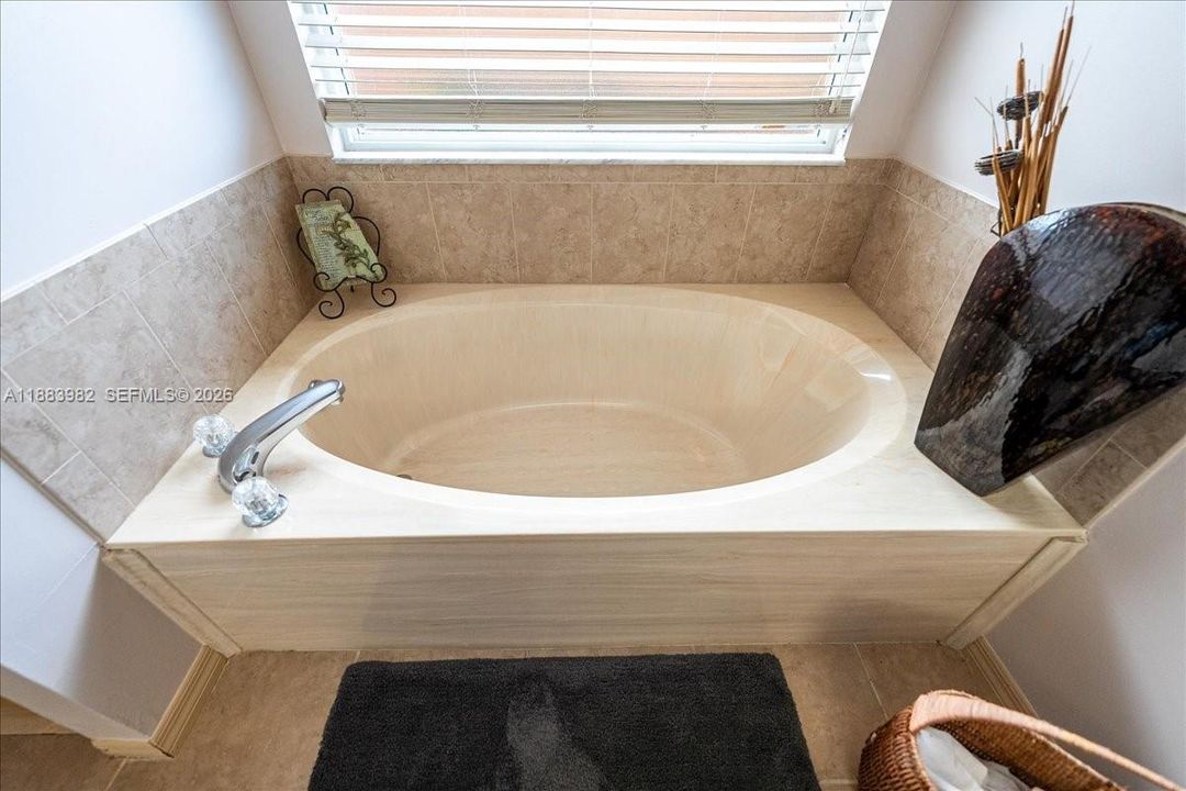 Под контрактом: $399,500 (3 спален, 2 ванн, 1962 Квадратных фут)