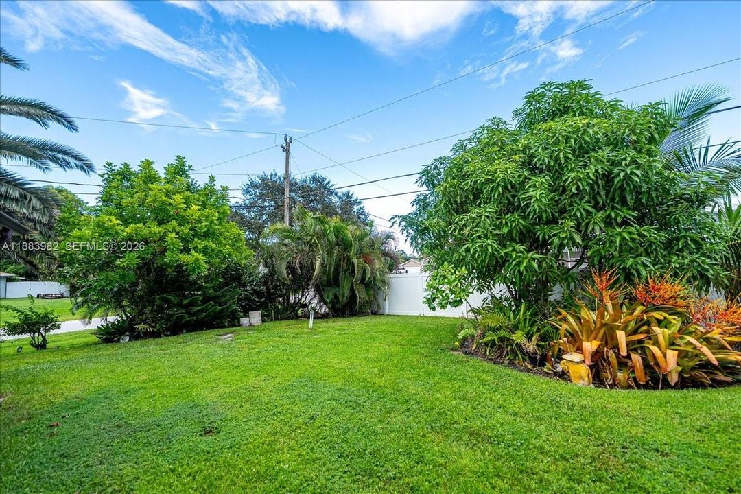 Под контрактом: $399,500 (3 спален, 2 ванн, 1962 Квадратных фут)