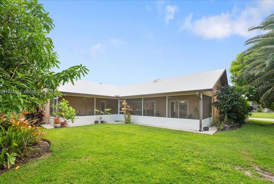 Под контрактом: $399,500 (3 спален, 2 ванн, 1962 Квадратных фут)