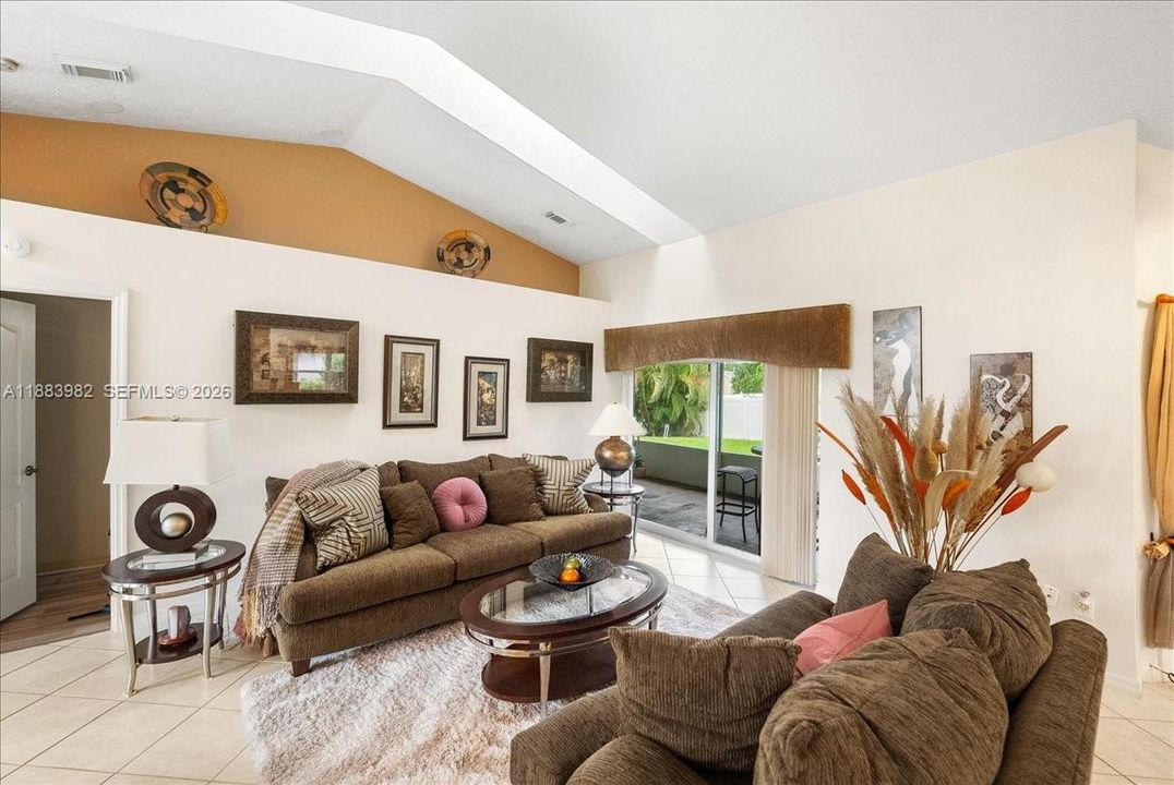 Под контрактом: $399,500 (3 спален, 2 ванн, 1962 Квадратных фут)