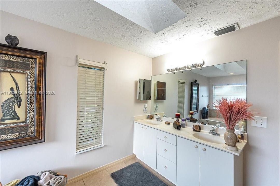 Под контрактом: $399,500 (3 спален, 2 ванн, 1962 Квадратных фут)