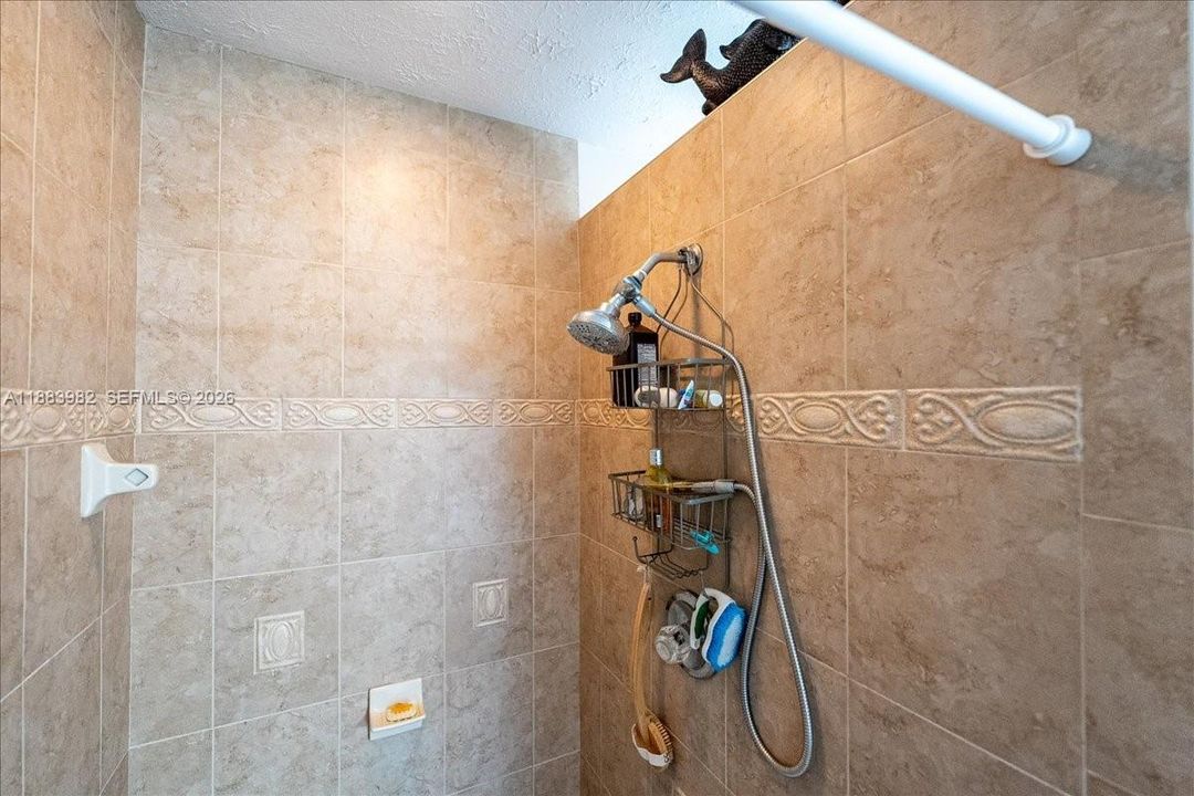 Под контрактом: $399,500 (3 спален, 2 ванн, 1962 Квадратных фут)