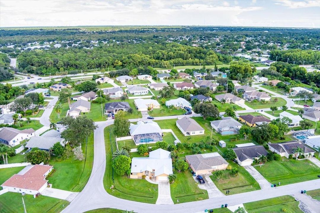 Под контрактом: $399,500 (3 спален, 2 ванн, 1962 Квадратных фут)