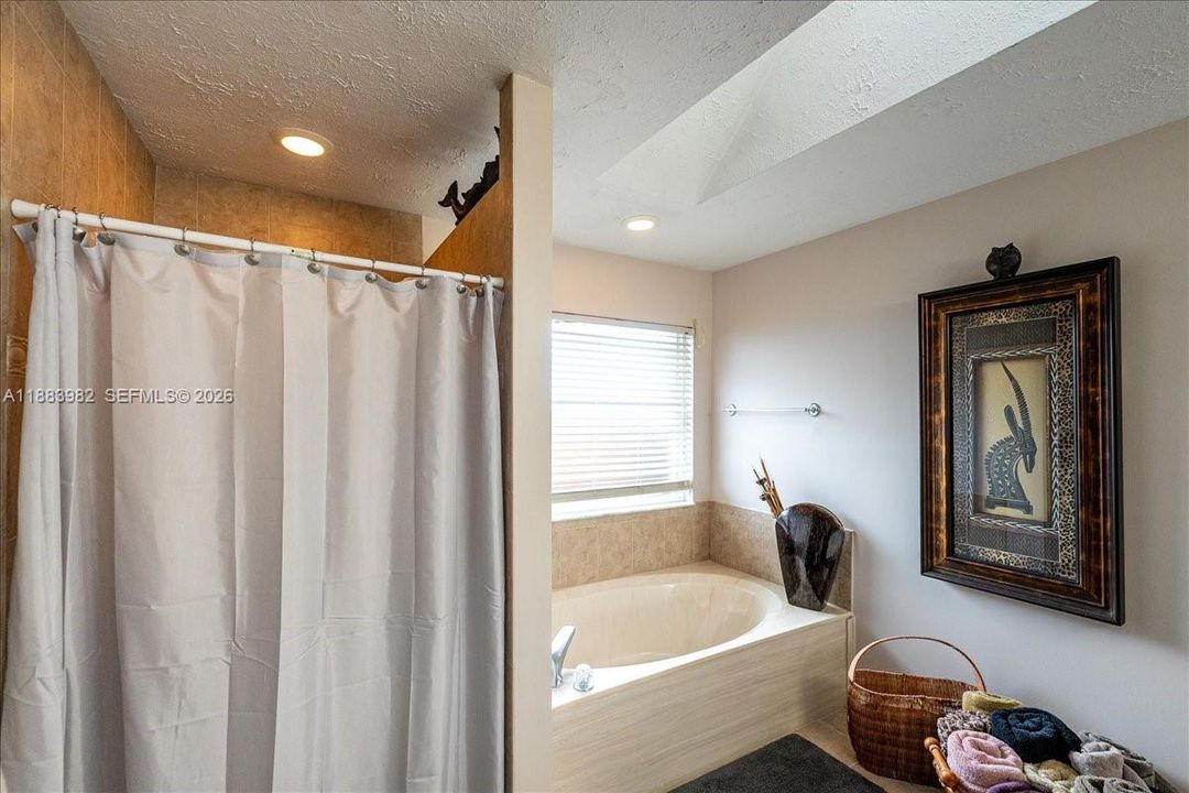 Под контрактом: $399,500 (3 спален, 2 ванн, 1962 Квадратных фут)