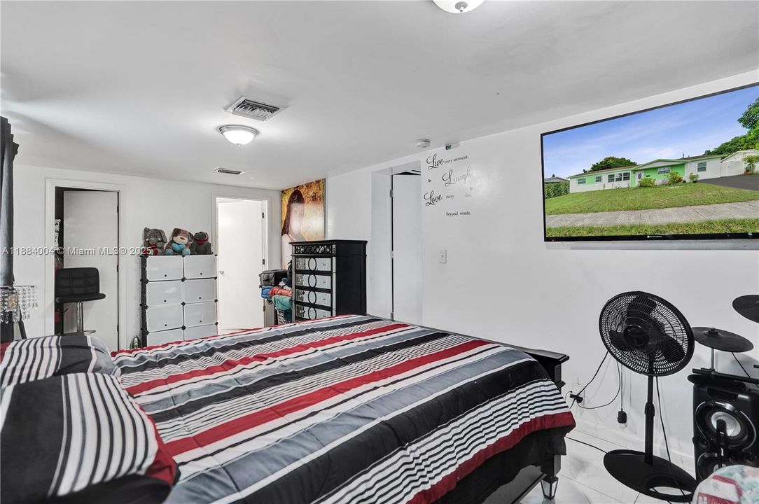 For Sale: $570,000 (4 beds, 3 baths, 1596 Square Feet)