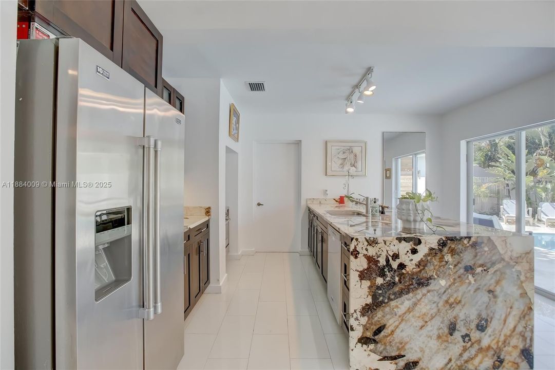 出租: $11,000 (3 贝兹, 3 浴室, 1504 平方英尺)