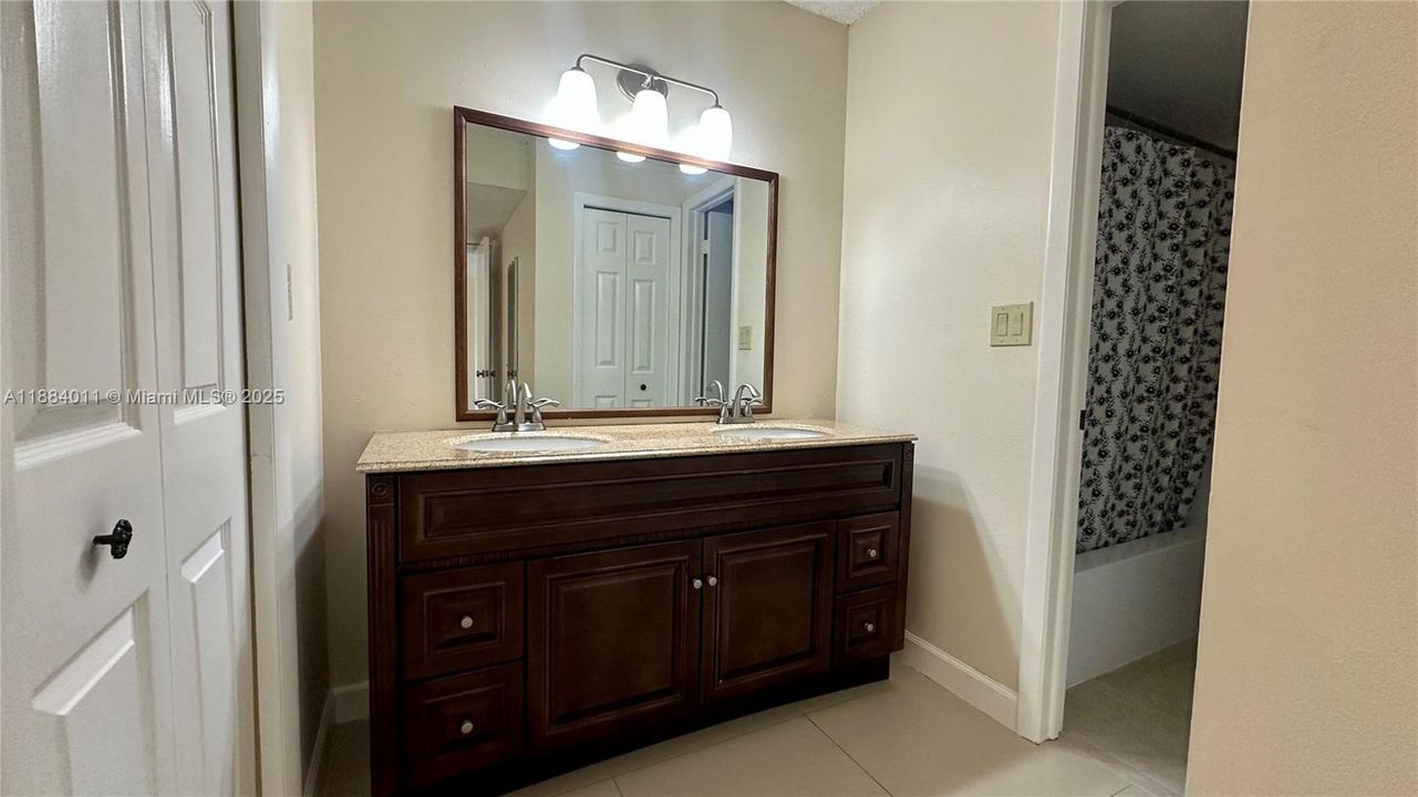 Activo con contrato: $2,349 (2 camas, 2 baños, 1235 Pies cuadrados)