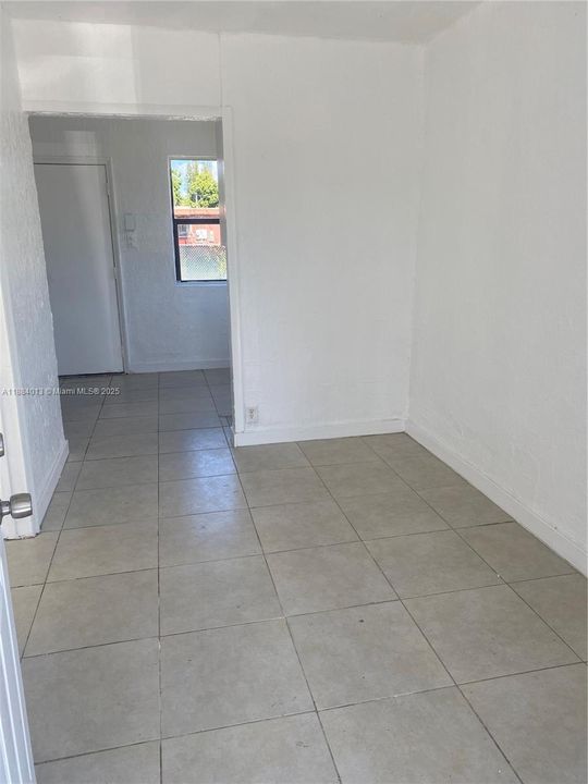 合同活跃: $999 (1 贝兹, 1 浴室, 680 平方英尺)