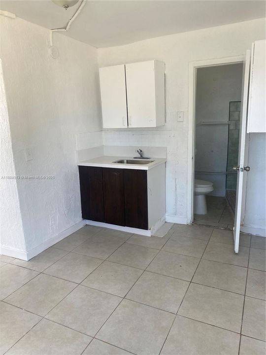 合同活跃: $999 (1 贝兹, 1 浴室, 680 平方英尺)