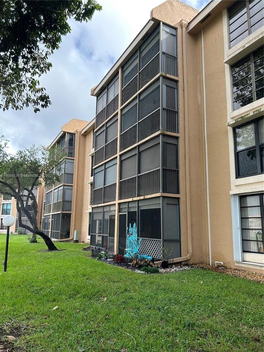 For Sale: $154,900 (2 beds, 2 baths, 1090 Square Feet)