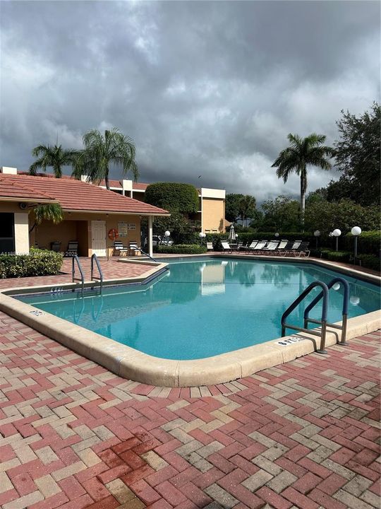 For Sale: $154,900 (2 beds, 2 baths, 1090 Square Feet)