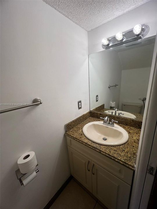 Recently Sold: $370,000 (2 beds, 1 baths, 962 Square Feet)