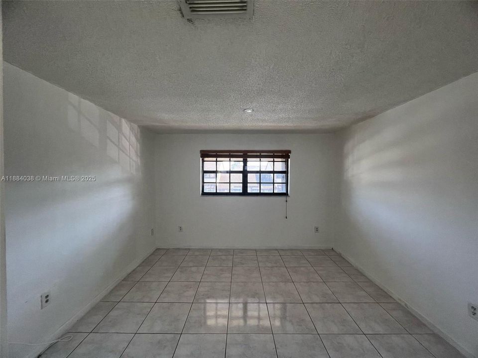 Recently Sold: $370,000 (2 beds, 1 baths, 962 Square Feet)