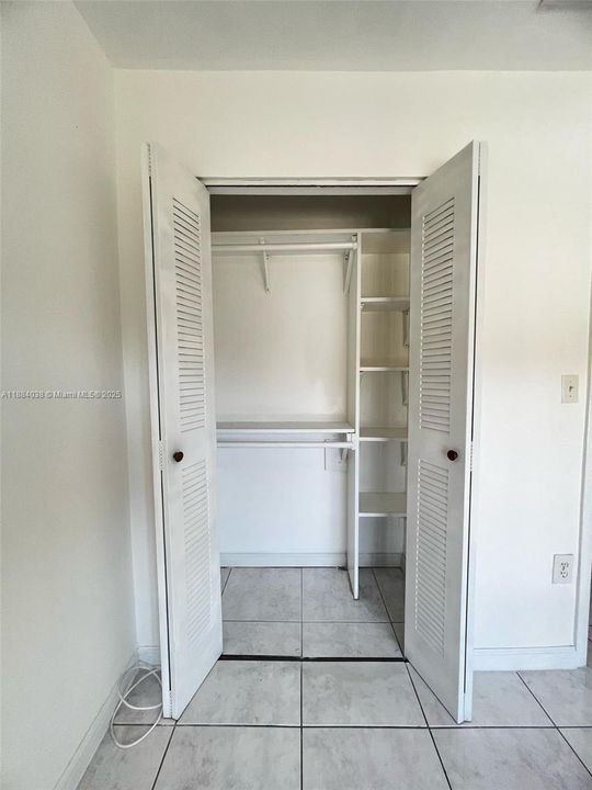 Recently Sold: $370,000 (2 beds, 1 baths, 962 Square Feet)