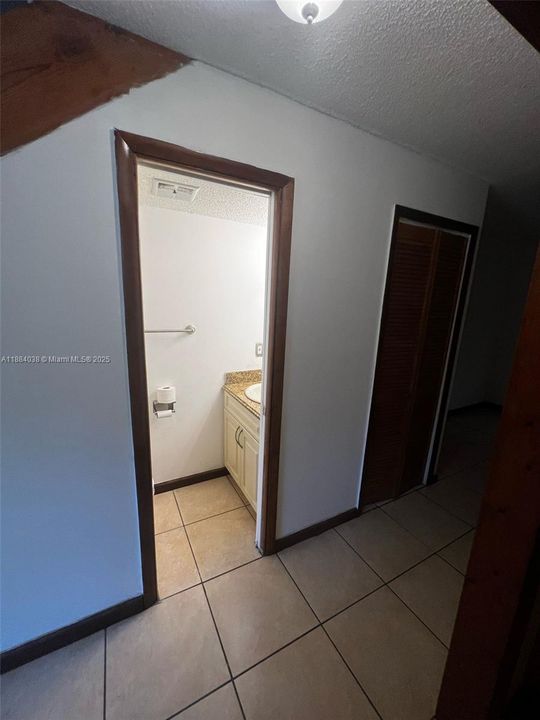 Recently Sold: $370,000 (2 beds, 1 baths, 962 Square Feet)