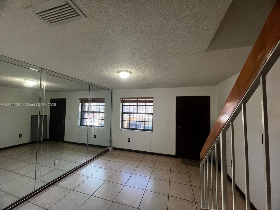 Recently Sold: $370,000 (2 beds, 1 baths, 962 Square Feet)