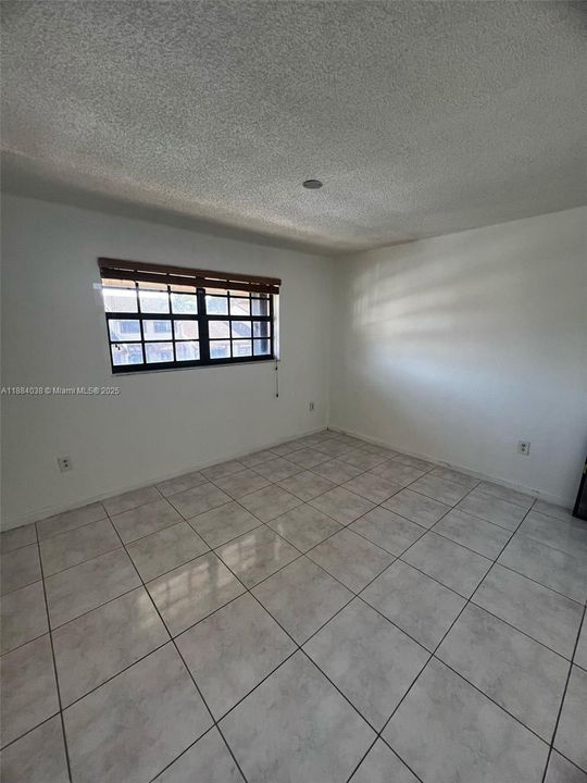 Recently Sold: $370,000 (2 beds, 1 baths, 962 Square Feet)