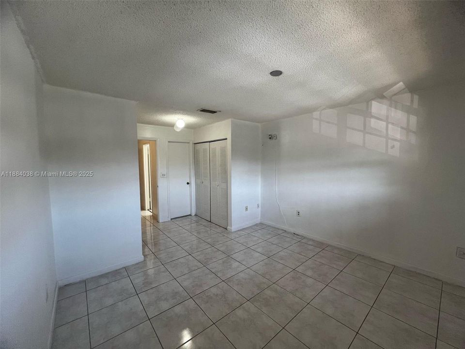 Recently Sold: $370,000 (2 beds, 1 baths, 962 Square Feet)