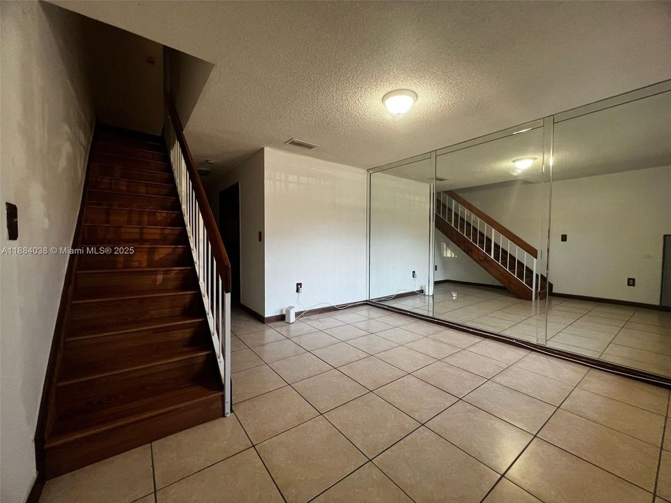 Recently Sold: $370,000 (2 beds, 1 baths, 962 Square Feet)