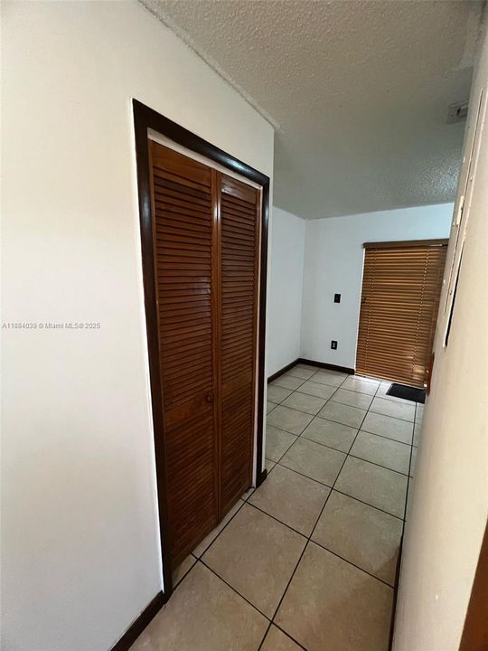 Recently Sold: $370,000 (2 beds, 1 baths, 962 Square Feet)