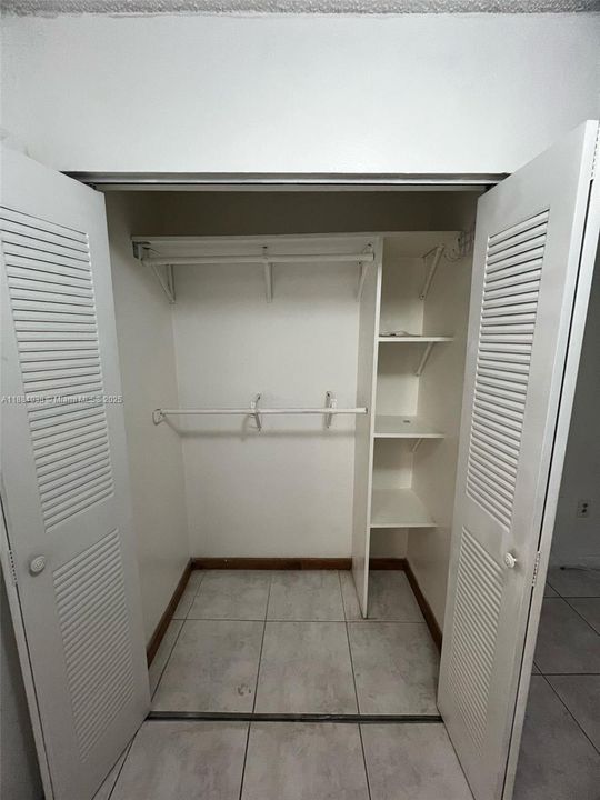 Recently Sold: $370,000 (2 beds, 1 baths, 962 Square Feet)