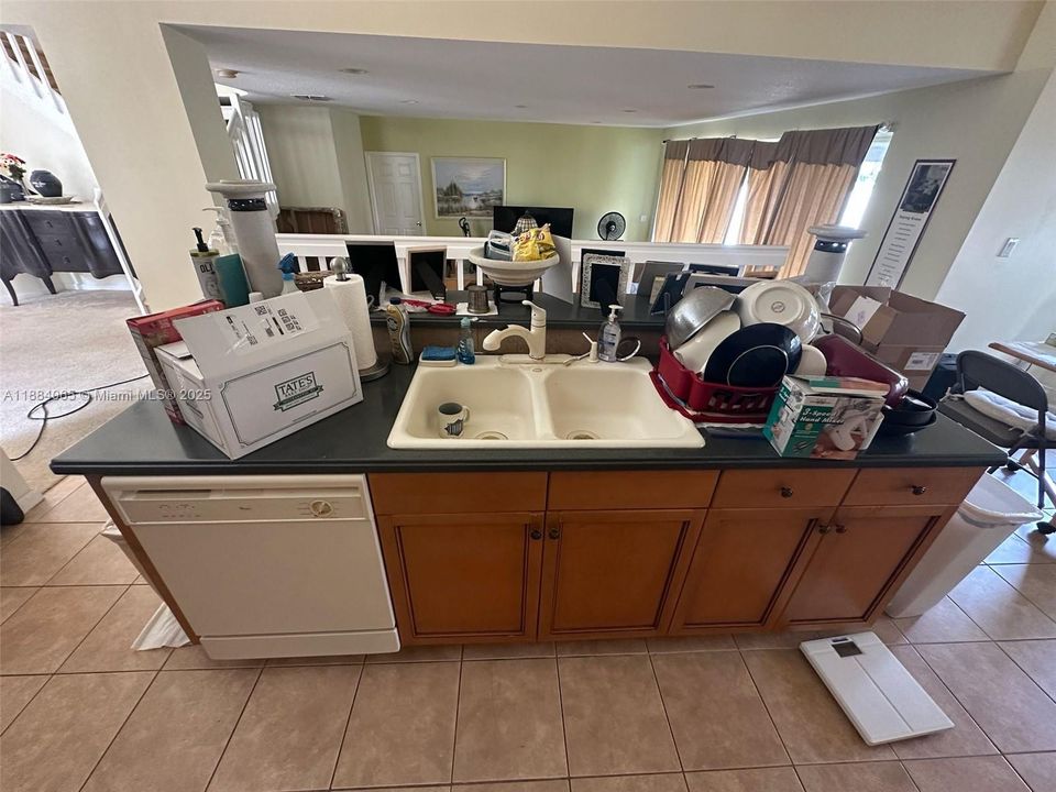 合同活跃: $449,900 (4 贝兹, 3 浴室, 2936 平方英尺)