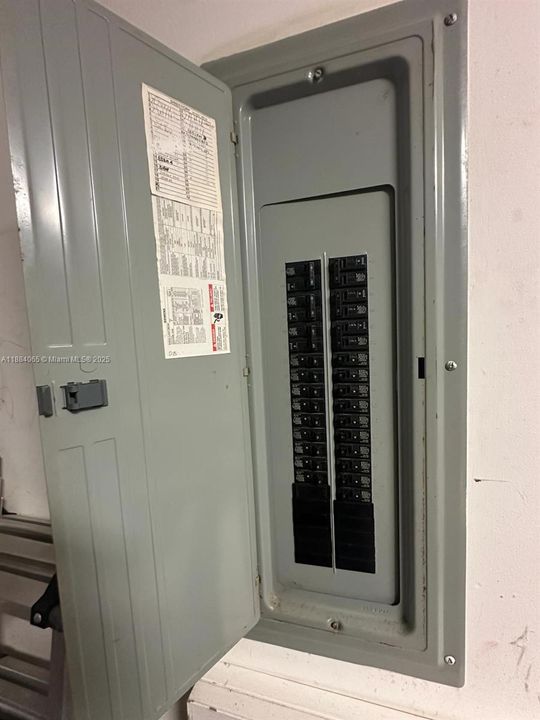 合同活跃: $449,900 (4 贝兹, 3 浴室, 2936 平方英尺)