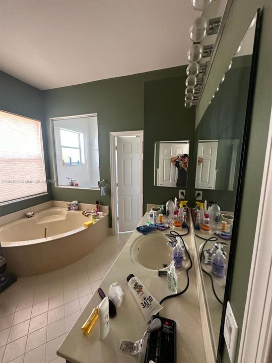 合同活跃: $449,900 (4 贝兹, 3 浴室, 2936 平方英尺)