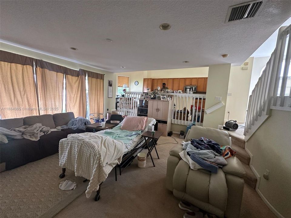 合同活跃: $449,900 (4 贝兹, 3 浴室, 2936 平方英尺)