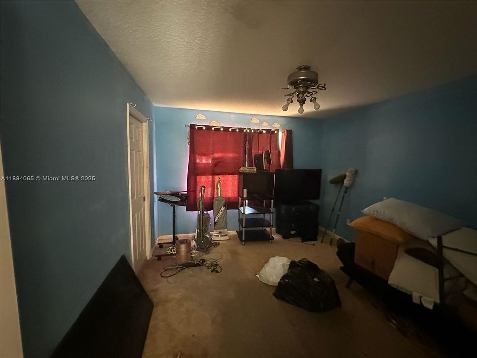 合同活跃: $449,900 (4 贝兹, 3 浴室, 2936 平方英尺)