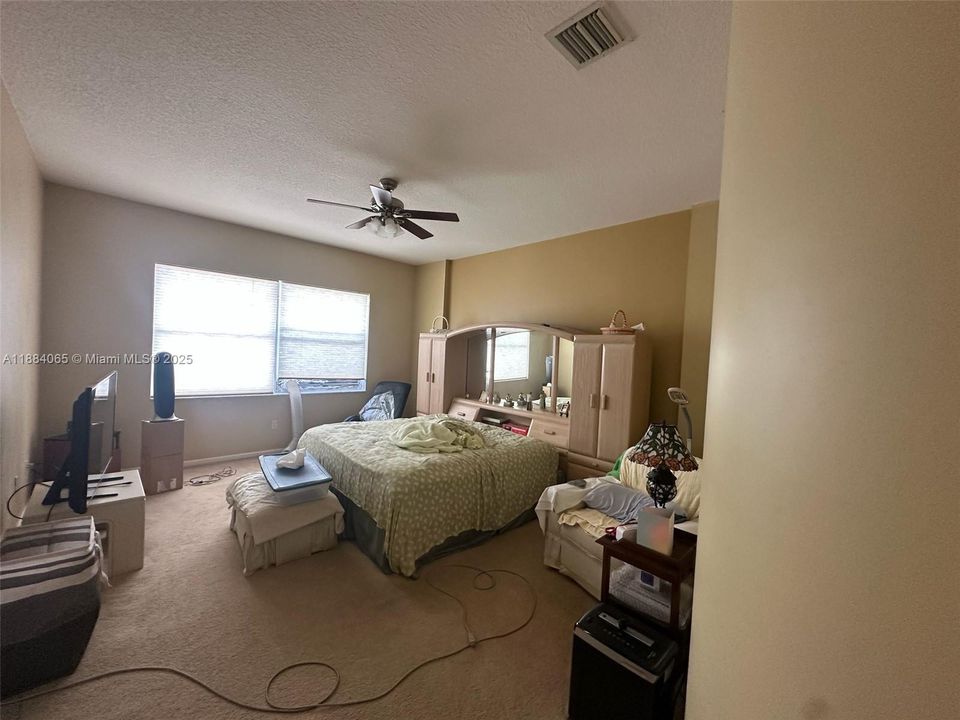 合同活跃: $449,900 (4 贝兹, 3 浴室, 2936 平方英尺)