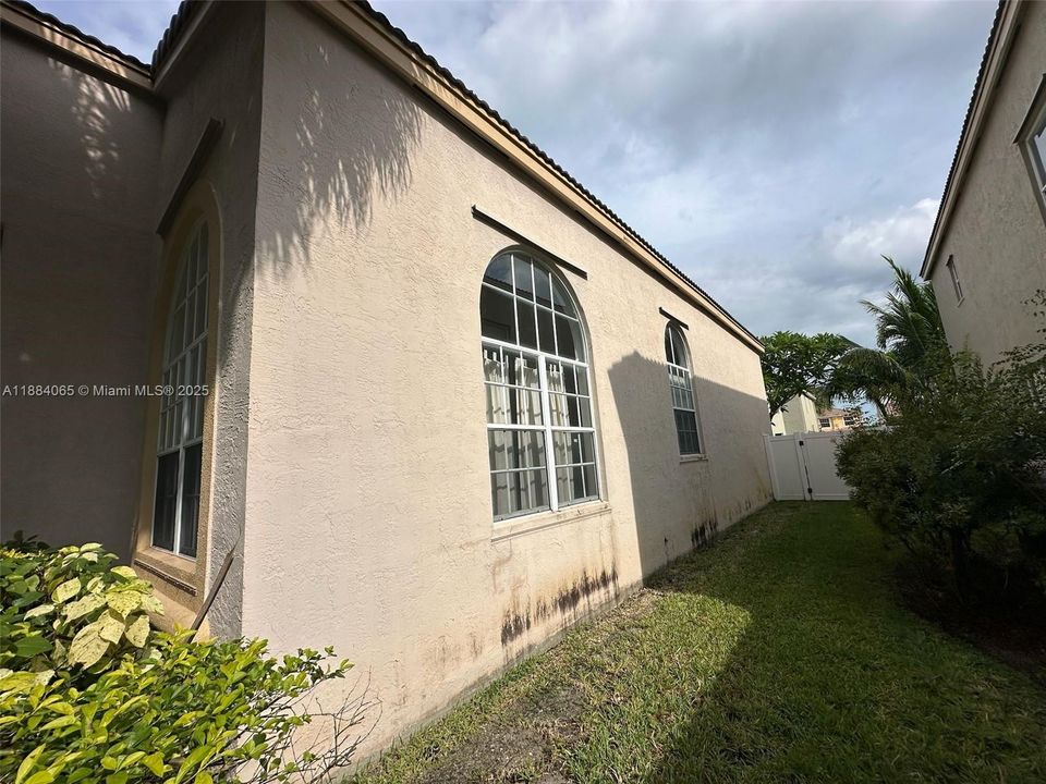 合同活跃: $449,900 (4 贝兹, 3 浴室, 2936 平方英尺)