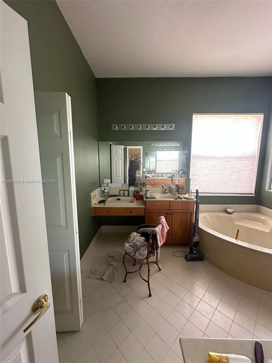 合同活跃: $449,900 (4 贝兹, 3 浴室, 2936 平方英尺)