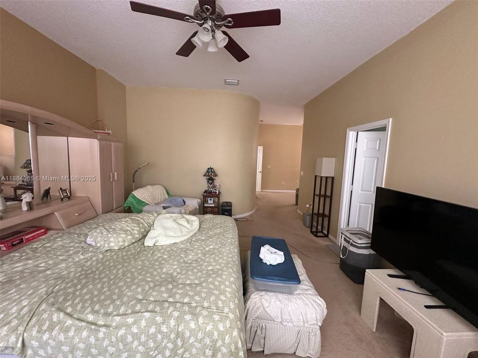 合同活跃: $449,900 (4 贝兹, 3 浴室, 2936 平方英尺)