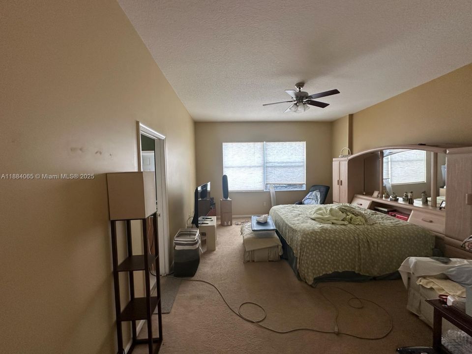 合同活跃: $449,900 (4 贝兹, 3 浴室, 2936 平方英尺)