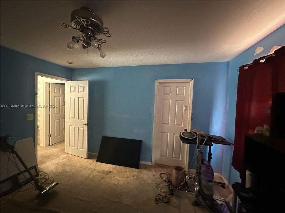 合同活跃: $449,900 (4 贝兹, 3 浴室, 2936 平方英尺)