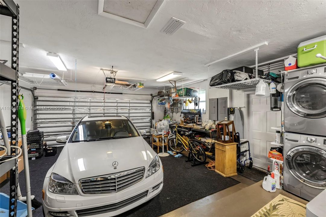 Под контрактом: $2,998,000 (4 спален, 3 ванн, 3080 Квадратных фут)