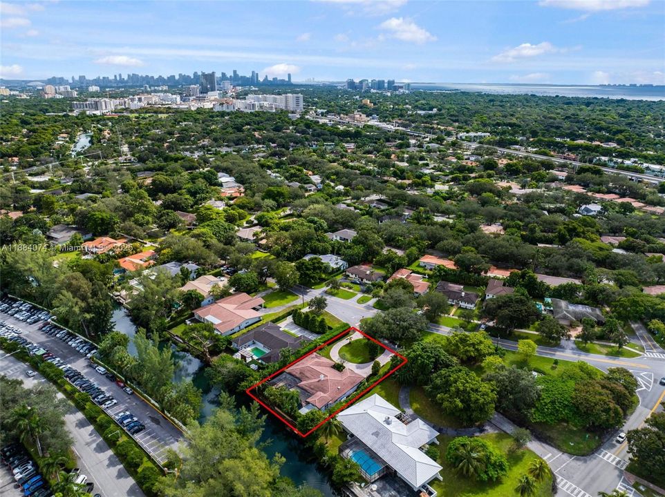 Под контрактом: $2,998,000 (4 спален, 3 ванн, 3080 Квадратных фут)