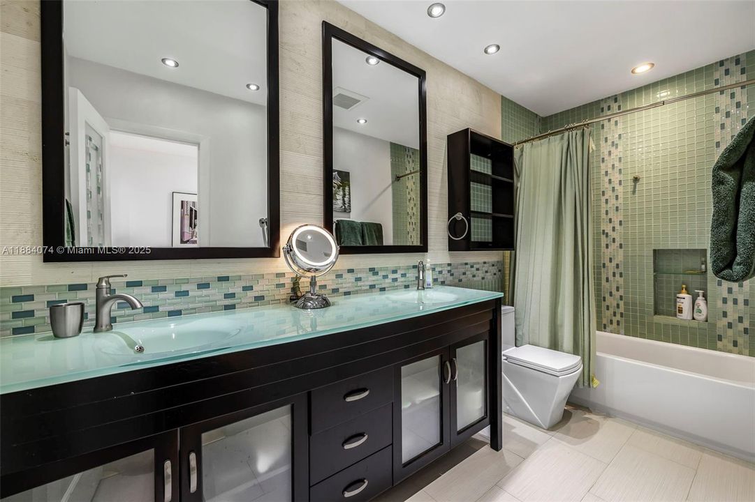 Под контрактом: $2,998,000 (4 спален, 3 ванн, 3080 Квадратных фут)