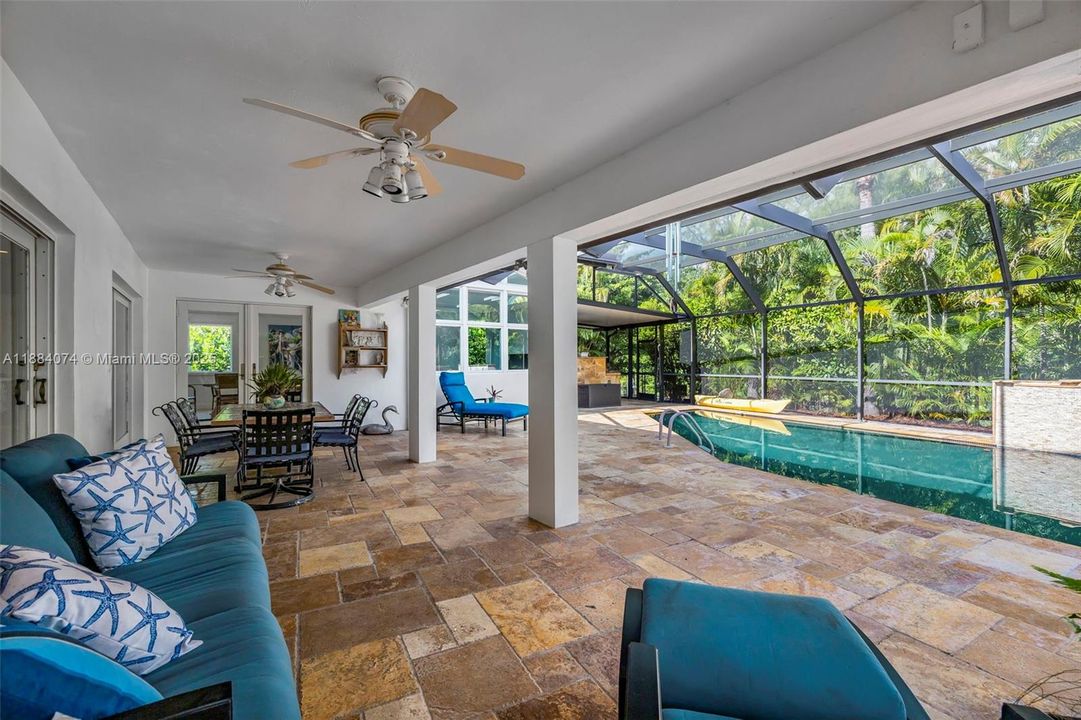 Под контрактом: $2,998,000 (4 спален, 3 ванн, 3080 Квадратных фут)