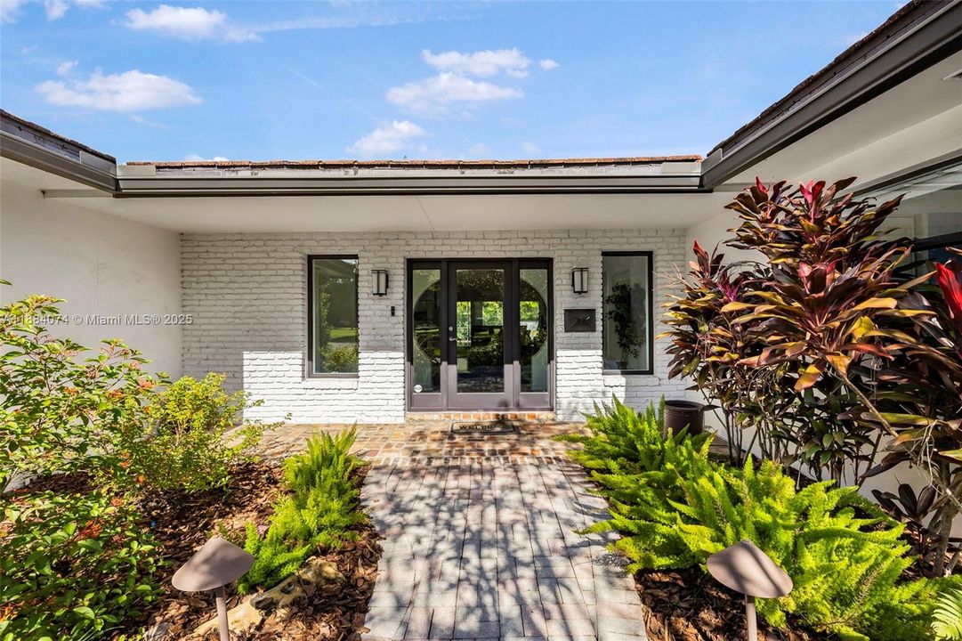 Под контрактом: $2,998,000 (4 спален, 3 ванн, 3080 Квадратных фут)