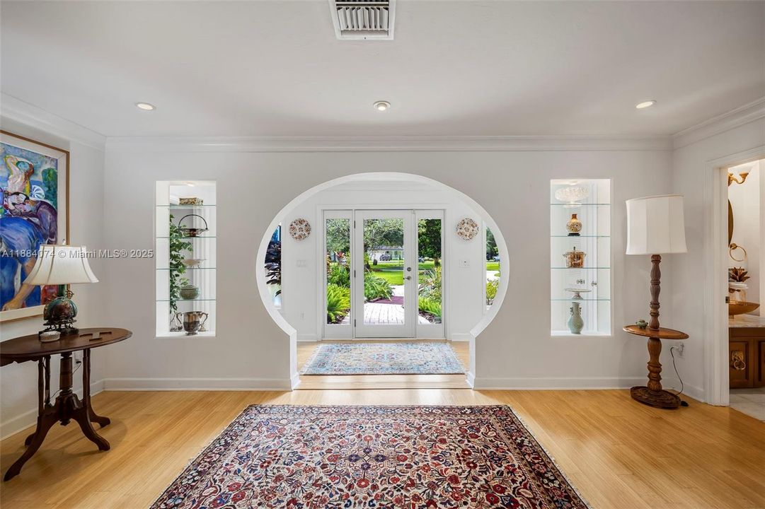 Под контрактом: $2,998,000 (4 спален, 3 ванн, 3080 Квадратных фут)