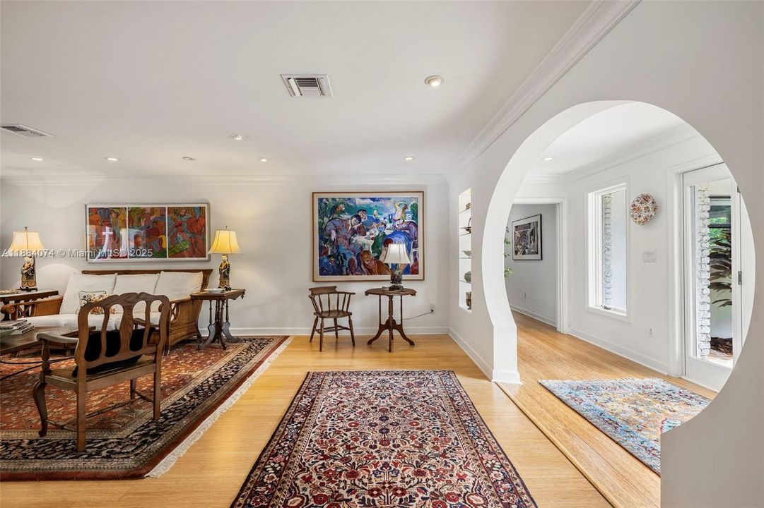 Под контрактом: $2,998,000 (4 спален, 3 ванн, 3080 Квадратных фут)