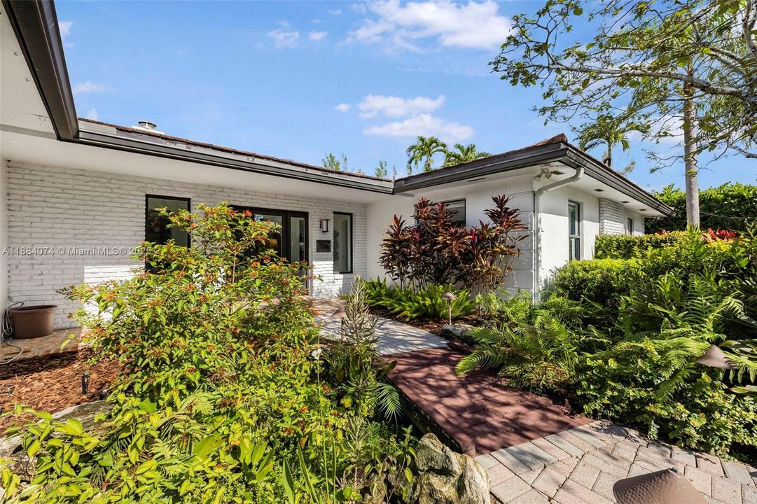 Под контрактом: $2,998,000 (4 спален, 3 ванн, 3080 Квадратных фут)