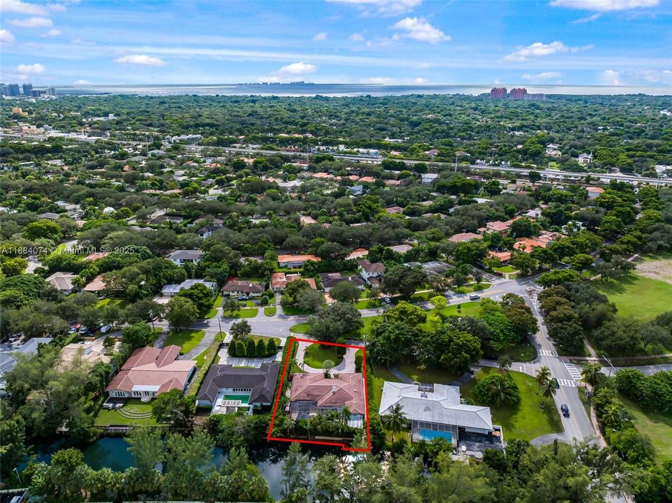 Под контрактом: $2,998,000 (4 спален, 3 ванн, 3080 Квадратных фут)