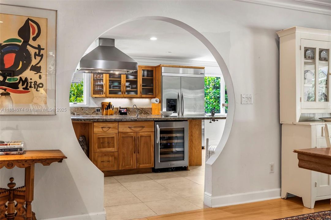 Под контрактом: $2,998,000 (4 спален, 3 ванн, 3080 Квадратных фут)