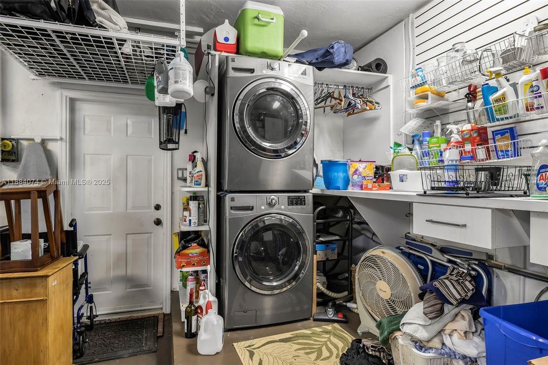 Под контрактом: $2,998,000 (4 спален, 3 ванн, 3080 Квадратных фут)